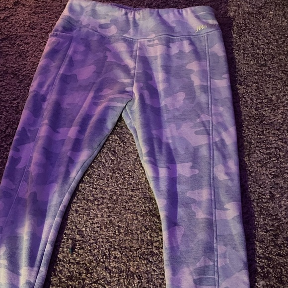 this is a juniors sized camouflage pants - Picture 3 of 5